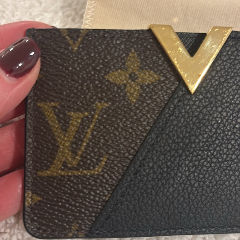 LOUIS VUITTON Porte Cartes Kimono M56173

Monogram women’s noir card case - Picture 7 of 9